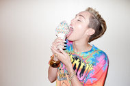 Miley Cyrus nakedr1t4xeg05n.jpg