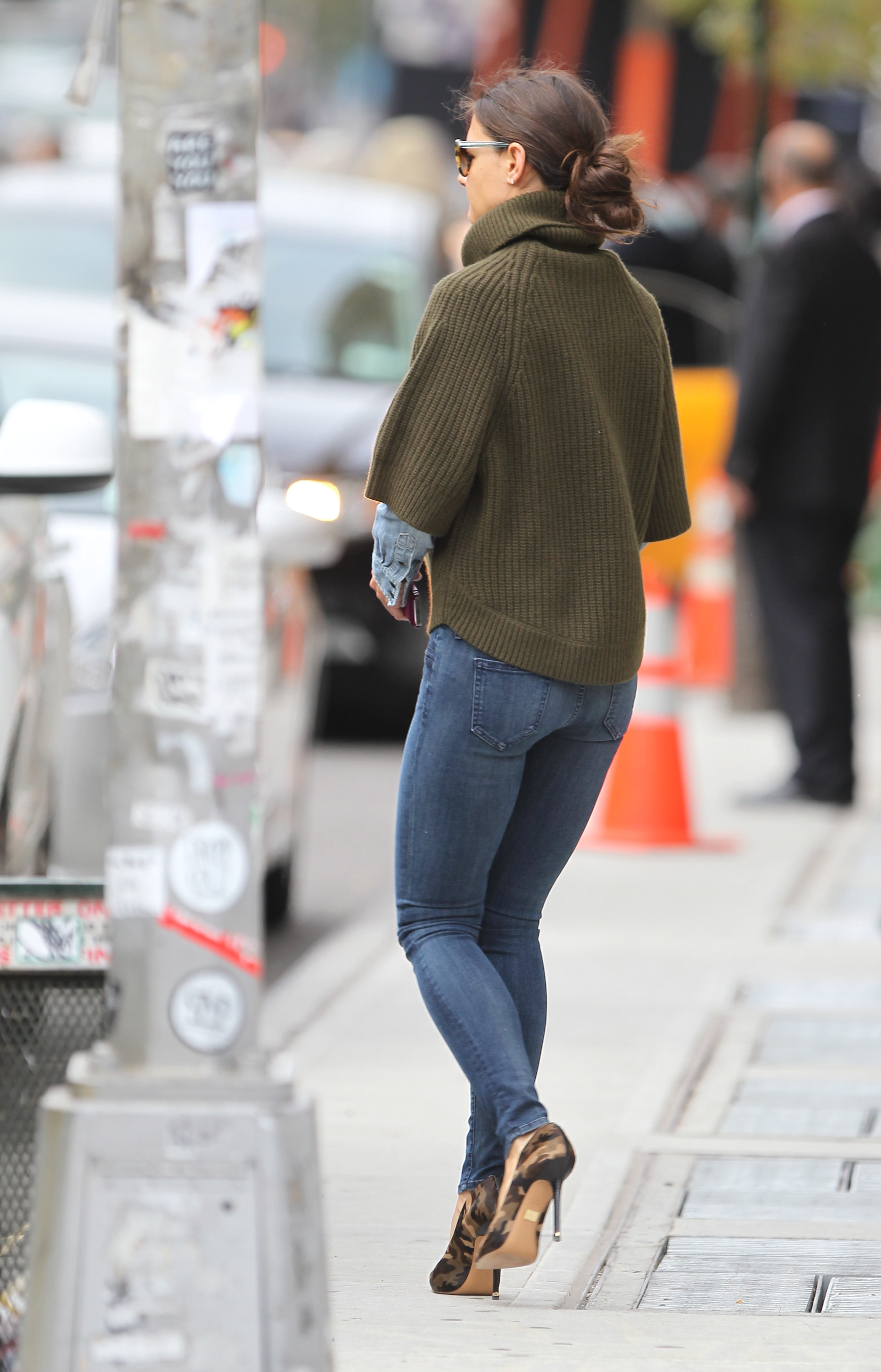 Katie_Holmes_out_in_NYC101113_15.JPG