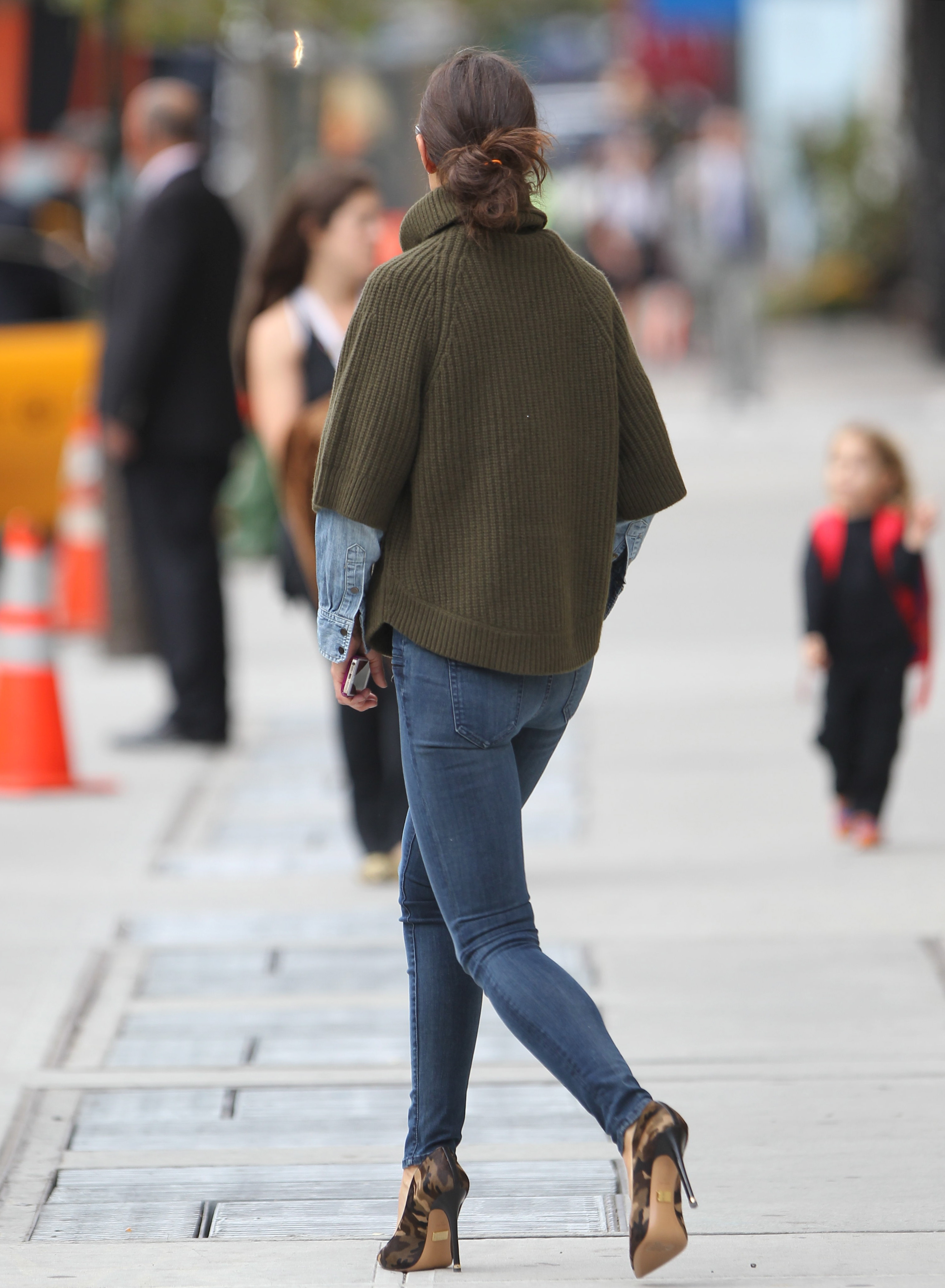 Katie_Holmes_out_in_NYC101113_12.JPG